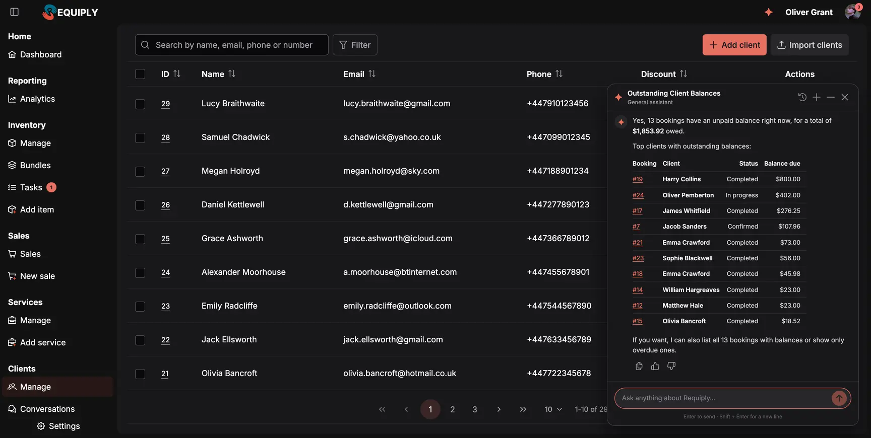 El asistente de Requiply sobre la lista de clientes respondiendo a Which clients owe me money: 13 reservas con saldo pendiente que suman 1853,92 $ y una tabla de reservas con clientes, estados e importes pendientes