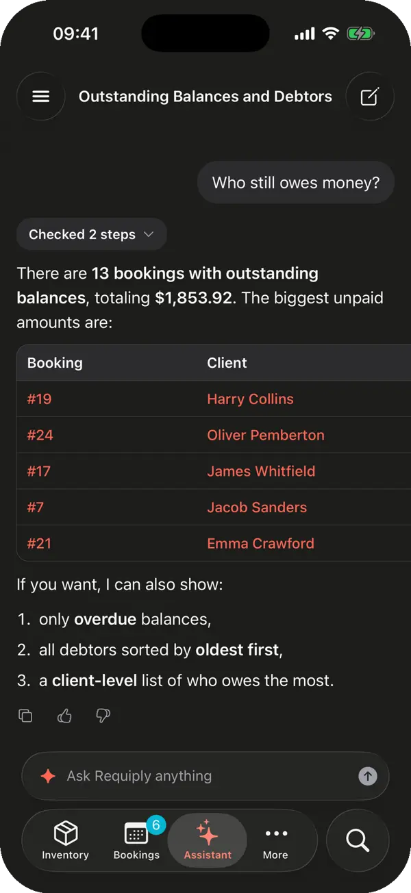El asistente de Requiply sobre la lista de clientes respondiendo a Which clients owe me money: 13 reservas con saldo pendiente que suman 1853,92 $ y una tabla de reservas con clientes, estados e importes pendientes
