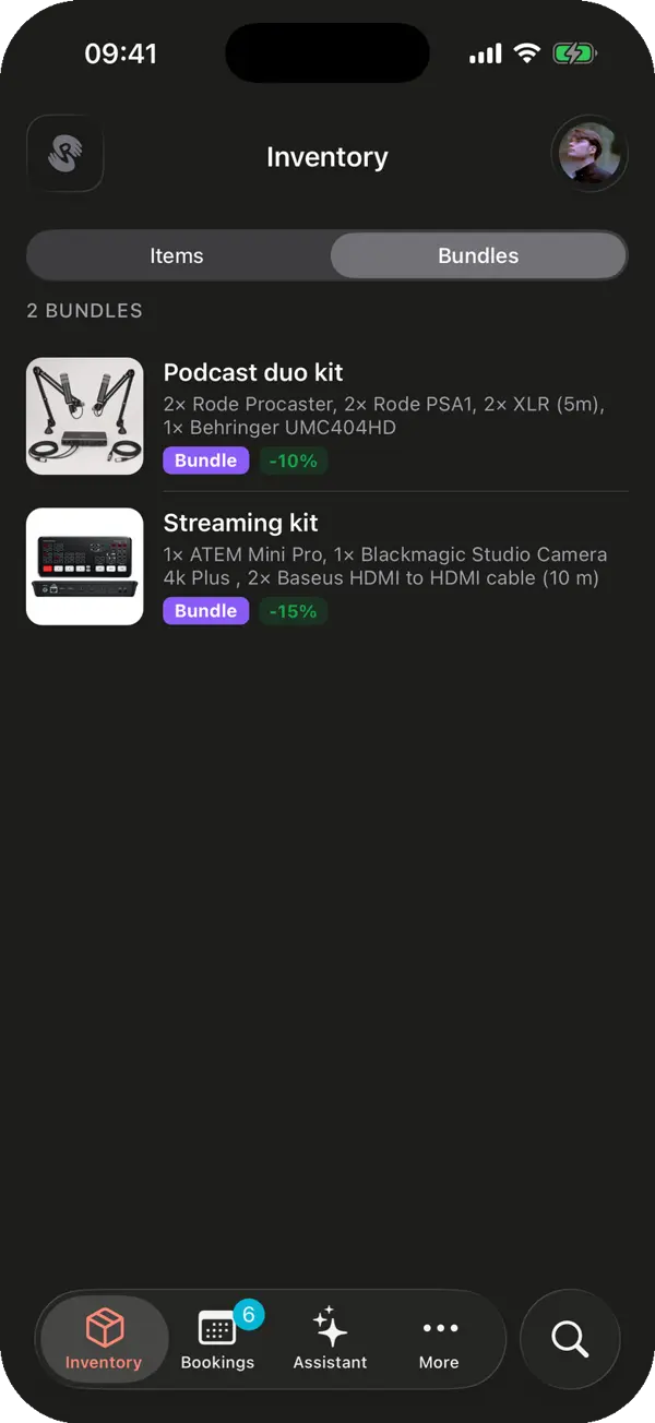 La vista Bundles del inventario en la app de iOS: Podcast duo kit al -10 % con su foto generada con IA y Streaming kit al -15 %