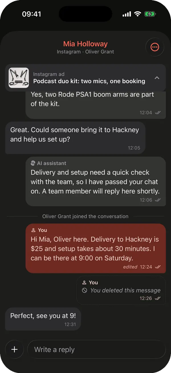 La bandeja Conversations en la app web: una lista de chats de Instagram, Telegram, OLX y la web, y una conversación de Instagram que empezó desde un anuncio. El cliente respondió a una historia, el asistente de IA contestó y pasó la conversación, Oliver se unió al chat y el panel derecho muestra el contacto, quién lo gestiona y el anuncio de Instagram del que vino