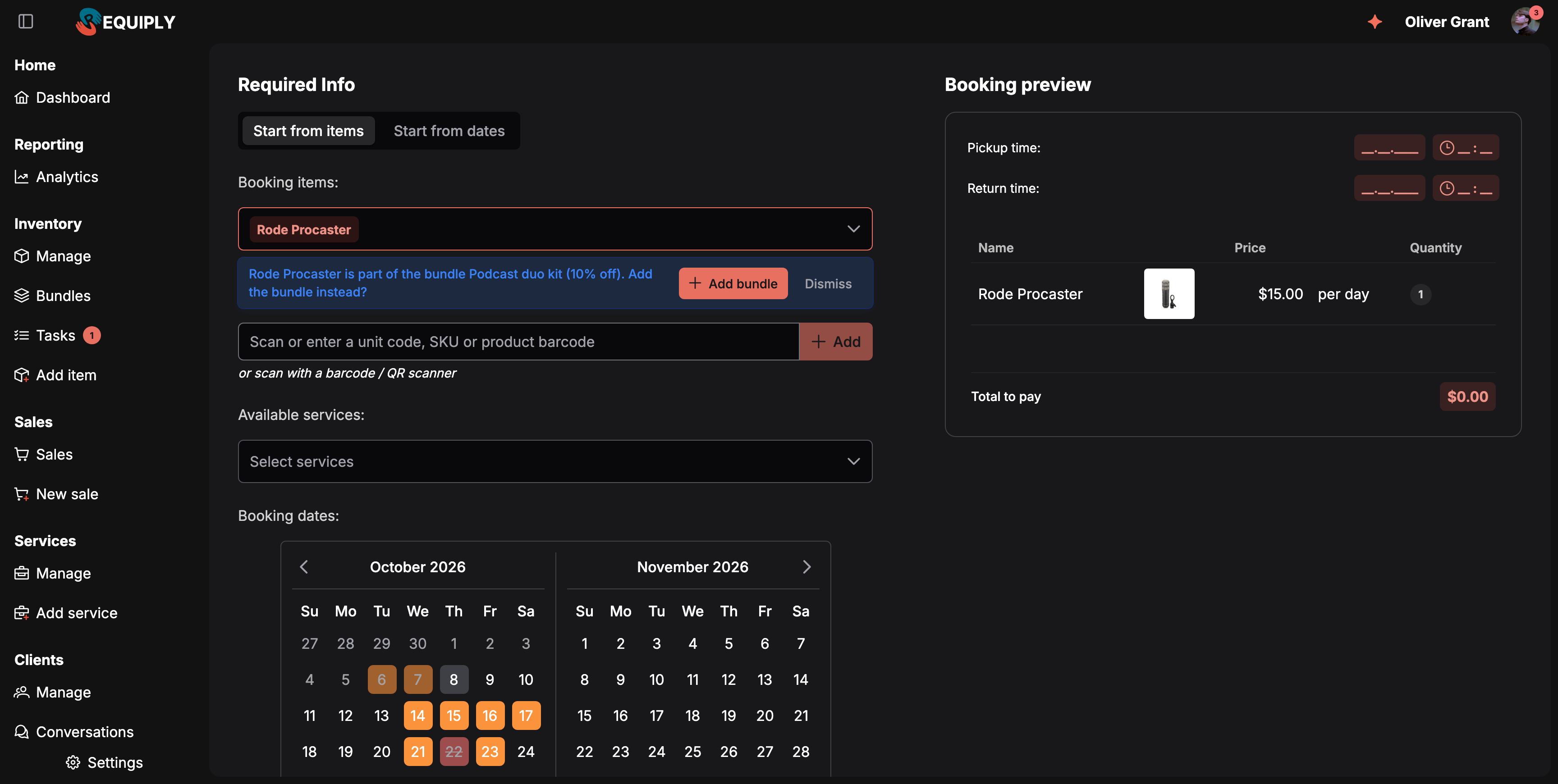 El formulario Add booking con Rode Procaster elegido. Debajo de la lista de artículos, un mensaje azul dice: Rode Procaster is part of the bundle Podcast duo kit (10% off). Add the bundle instead? con los botones Add bundle y Dismiss