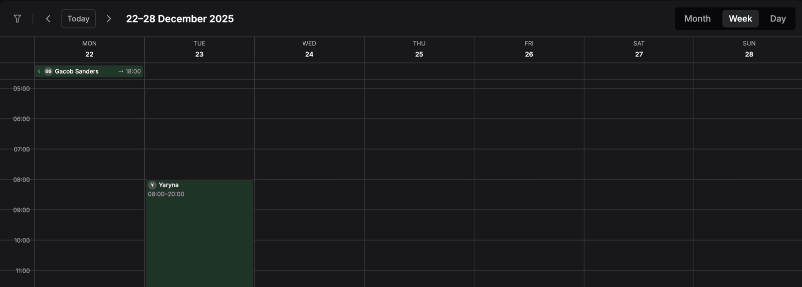 Вигляд тижня 22–28 грудня 2025 у темній темі: заголовки днів, смуга багатоденних бронювань зі смугою Gacob Sanders → 18:00 у понеділок, яка продовжується з попереднього тижня, а також сітка часу з бронюванням Yaryna з 08:00 до 20:00 у вівторок