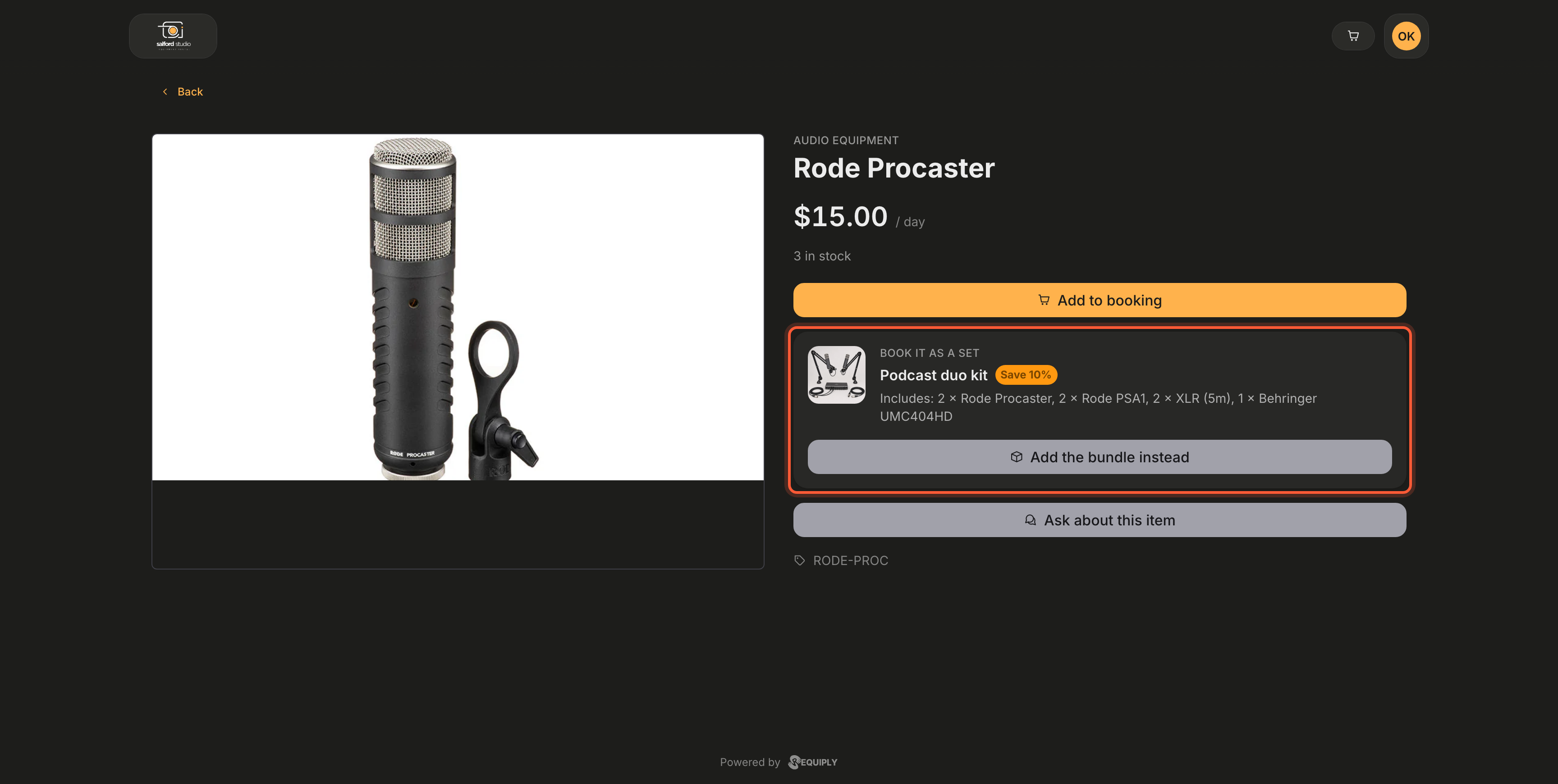 La página del artículo Rode Procaster en el portal, en modo oscuro: la foto a la izquierda; a la derecha, la categoría Audio Equipment, el nombre, 15,00 dólares por día, 3 disponibles y un botón Add to booking, y después una tarjeta resaltada con el encabezado Book it as a set, la foto del Podcast duo kit, una etiqueta Save 10%, Includes: 2 × Rode Procaster, 2 × Rode PSA1, 2 × XLR (5m), 1 × Behringer UMC404HD, y un botón Add the bundle instead. Debajo hay un botón Ask about this item
