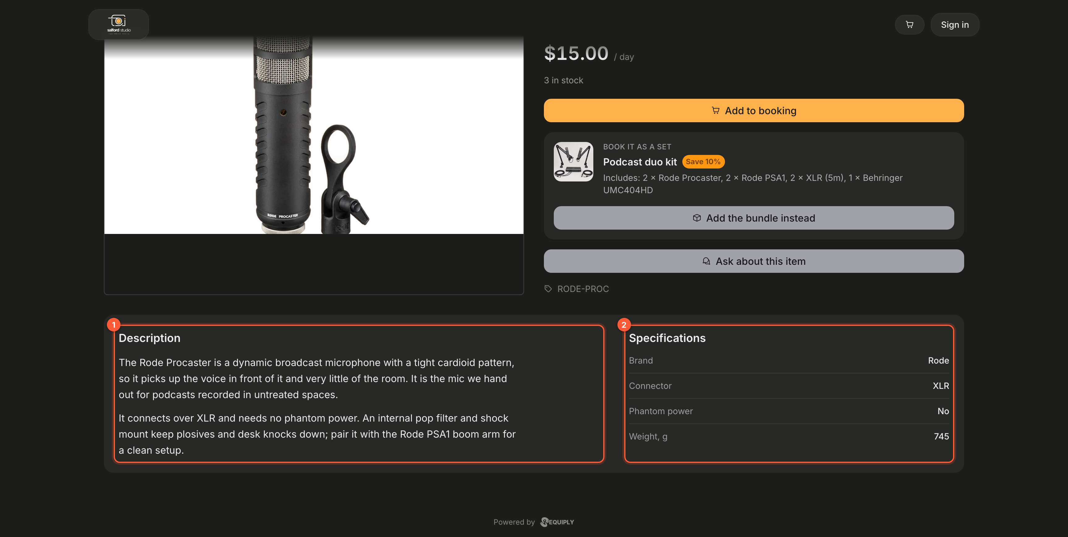 La página del artículo Rode Procaster en el portal, en modo oscuro, desplazada por debajo de la foto, el precio $15.00 / day, el botón Add to booking y una tarjeta Book it as a set para el Podcast duo kit. Una tarjeta ancha tiene dos columnas: a la izquierda, Description con dos párrafos sobre el micrófono dinámico de radiodifusión; a la derecha, Specifications con las filas Brand Rode, Connector XLR, Phantom power No y Weight, g 745. El recuadro 1 marca Description y el recuadro 2 Specifications