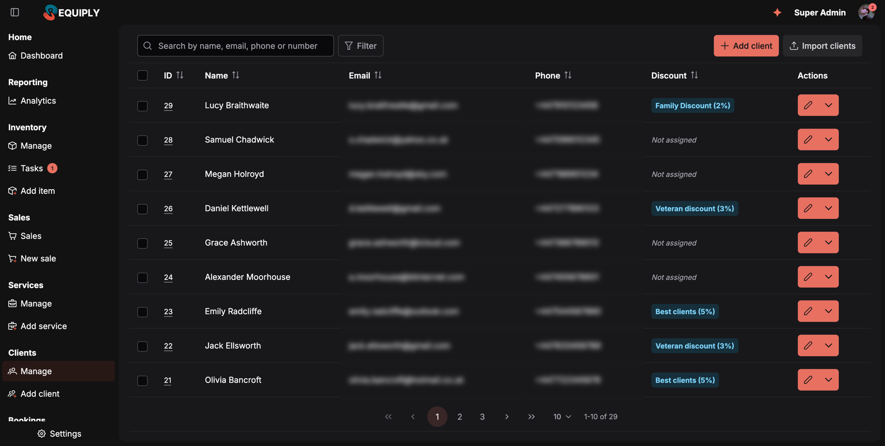 La página Manage clients en modo oscuro dentro de la tarjeta de la página. Un buscador con el texto Search by name, email, phone or number y un botón Filter están a la izquierda, y los botones Add client e Import clients a la derecha. La tabla tiene una columna de casillas, ID, Name, Email, Phone y Discount con flechas de ordenación, y Actions. Aparecen los clientes del 29 al 21, de Lucy Braithwaite a Olivia Bancroft, con los emails y teléfonos difuminados y descuentos como Family Discount (2%), Veteran discount (3%), Best clients (5%) o Not assigned. El paginador dice 1-10 of 29