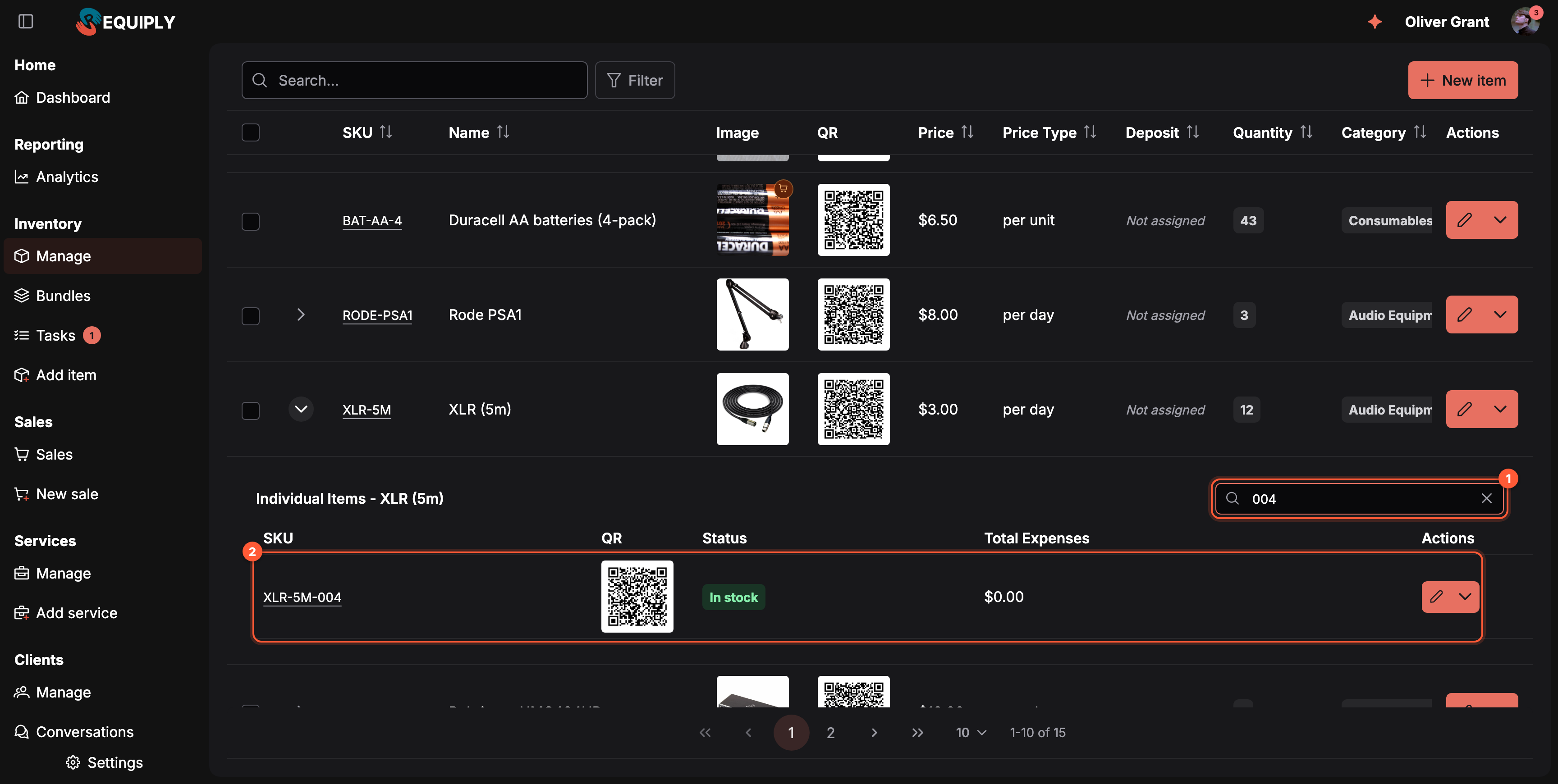Manage items en modo oscuro con la fila XLR (5m) desplegada; su cantidad es 12. Debajo de Individual Items - XLR (5m), un buscador a la derecha con el texto de ejemplo SKU, serial number or barcode contiene 004, y el desplegable muestra la única unidad que coincide, XLR-5M-004, con su código QR, el estado In stock y unos gastos totales de $0.00. El recuadro 1 marca el buscador y el recuadro 2 la fila de la unidad que coincide