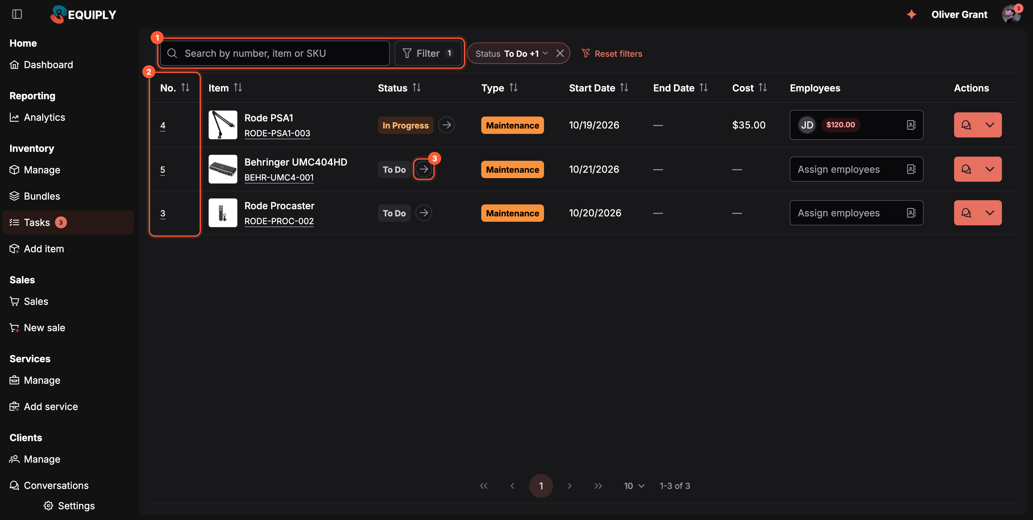 La página Inventory Tasks en modo oscuro. Una barra de herramientas con un buscador que dice Search by number, item or SKU, un botón Filter con el número 1, una etiqueta Status que dice To Do +1 y un enlace Reset filters. Debajo, una tabla con las columnas No., Item, Status, Type, Start Date, End Date, Cost, Employees y Actions. Filas: #4 Rode PSA1 RODE-PSA1-003 In Progress, Maintenance, iniciada el 10/19/2026, coste $35.00, empleado JD con un pago de $120.00; #5 Behringer UMC404HD BEHR-UMC4-001 To Do, Maintenance, 10/21/2026; #3 Rode Procaster RODE-PROC-002 To Do, Maintenance, 10/20/2026. Las filas To Do muestran Assign employees. Cada fila termina con un botón de comentarios y una flecha de menú. El recuadro 1 marca el buscador y el botón Filter, el recuadro 2 la columna No. y el recuadro 3 la flecha de estado de la fila #5