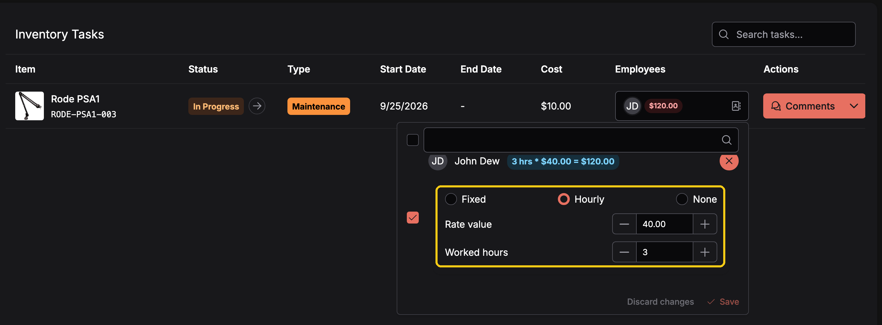 La tabla Inventory Tasks con una tarea Maintenance en curso sobre Rode PSA1 RODE-PSA1-003. Su campo Employees muestra JD con $120.00, y la lista abierta muestra a John Dew con la etiqueta 3 hrs * $40.00 = $120.00. El editor de tarifa resaltado debajo de su nombre tiene Fixed, Hourly (elegida) y None, Rate value 40.00 y Worked hours 3. Discard changes y Save están abajo
