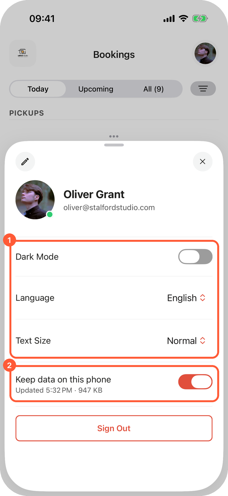 Панель профілю на iPhone для Oliver Grant, oliver@stalfordstudio.com: рамка 1 навколо Темний режим (вимкнено), Мова (English) і Розмір тексту (Звичайний), рамка 2 навколо Зберігати дані на телефоні (увімкнено, оновлено о 17:32 · 947 КБ) і кнопка Вийти нижче