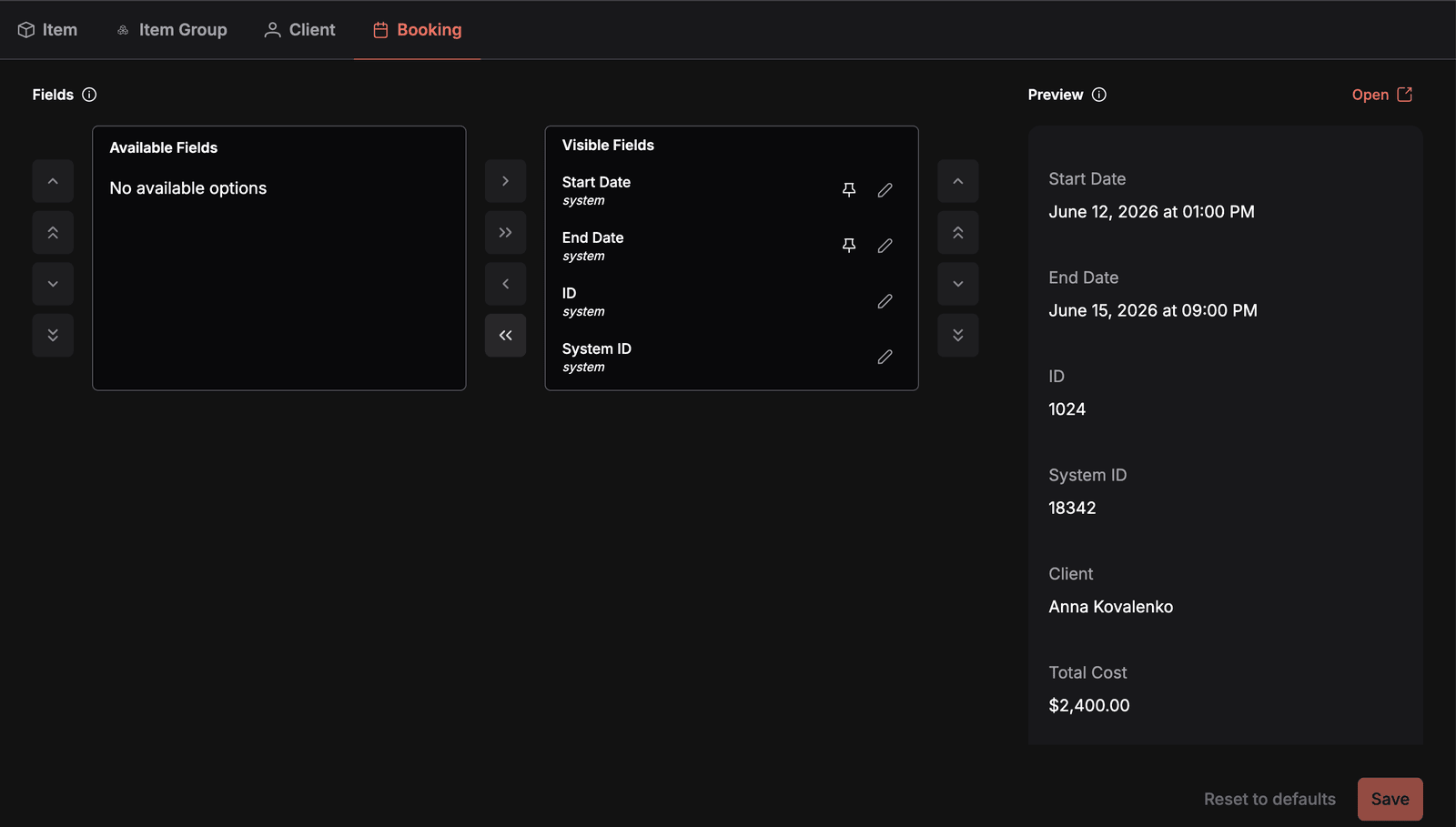 Detail page fields en la pestaña Booking en modo oscuro: una columna Available Fields vacía y una columna Visible Fields que lista Start Date y End Date con un icono de chincheta y un lápiz, y después ID y System ID solo con un lápiz. La Preview de la derecha muestra Start Date, End Date, ID, System ID, Client y Total Cost con datos de ejemplo