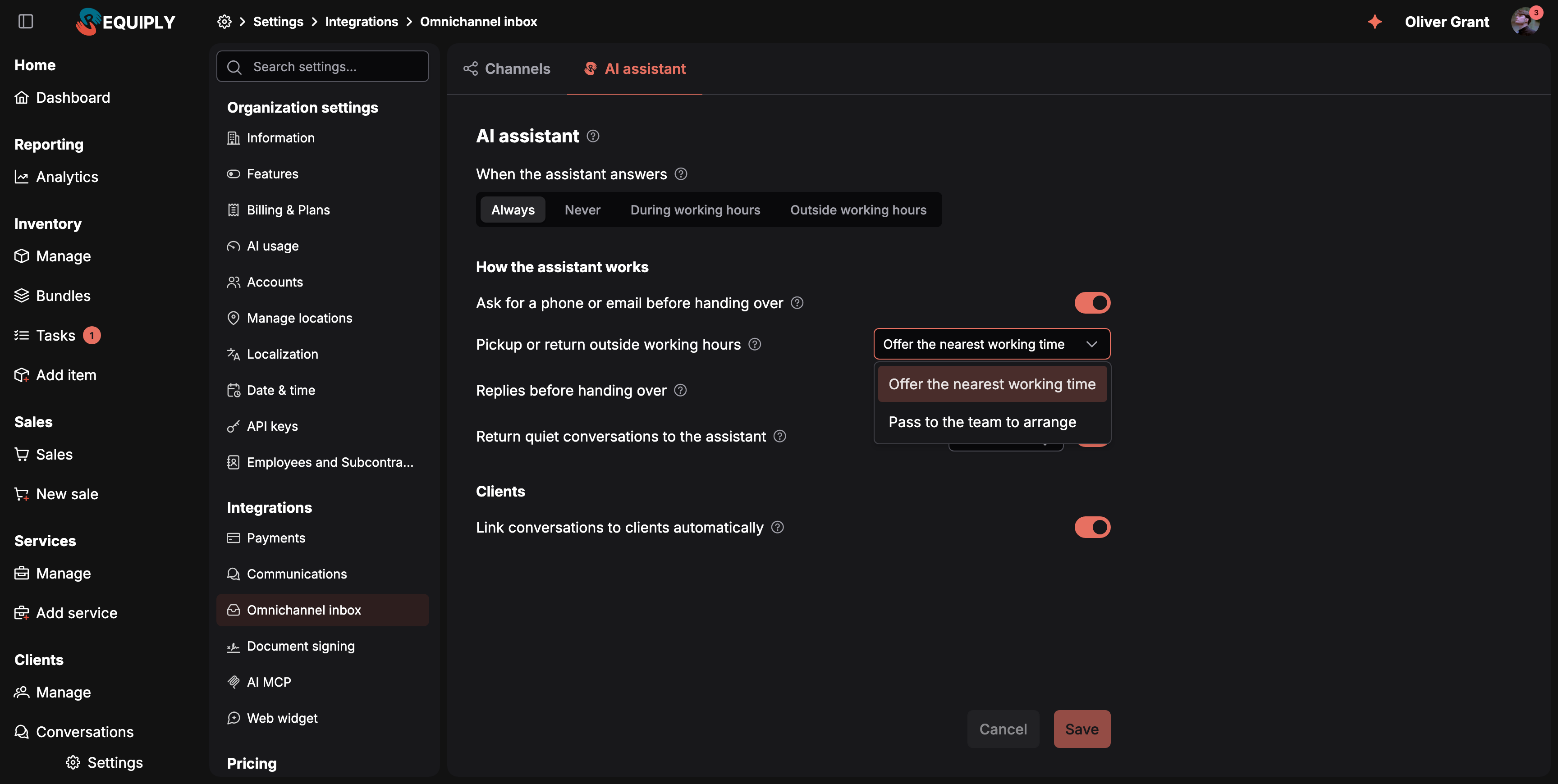 La pestaña AI assistant de la configuración de Omnichannel inbox, sección How the assistant works. La fila resaltada Pickup or return outside working hours está entre Ask for a phone or email before handing over y Replies before handing over, con su desplegable abierto mostrando Offer the nearest working time (elegida) y Pass to the team to arrange