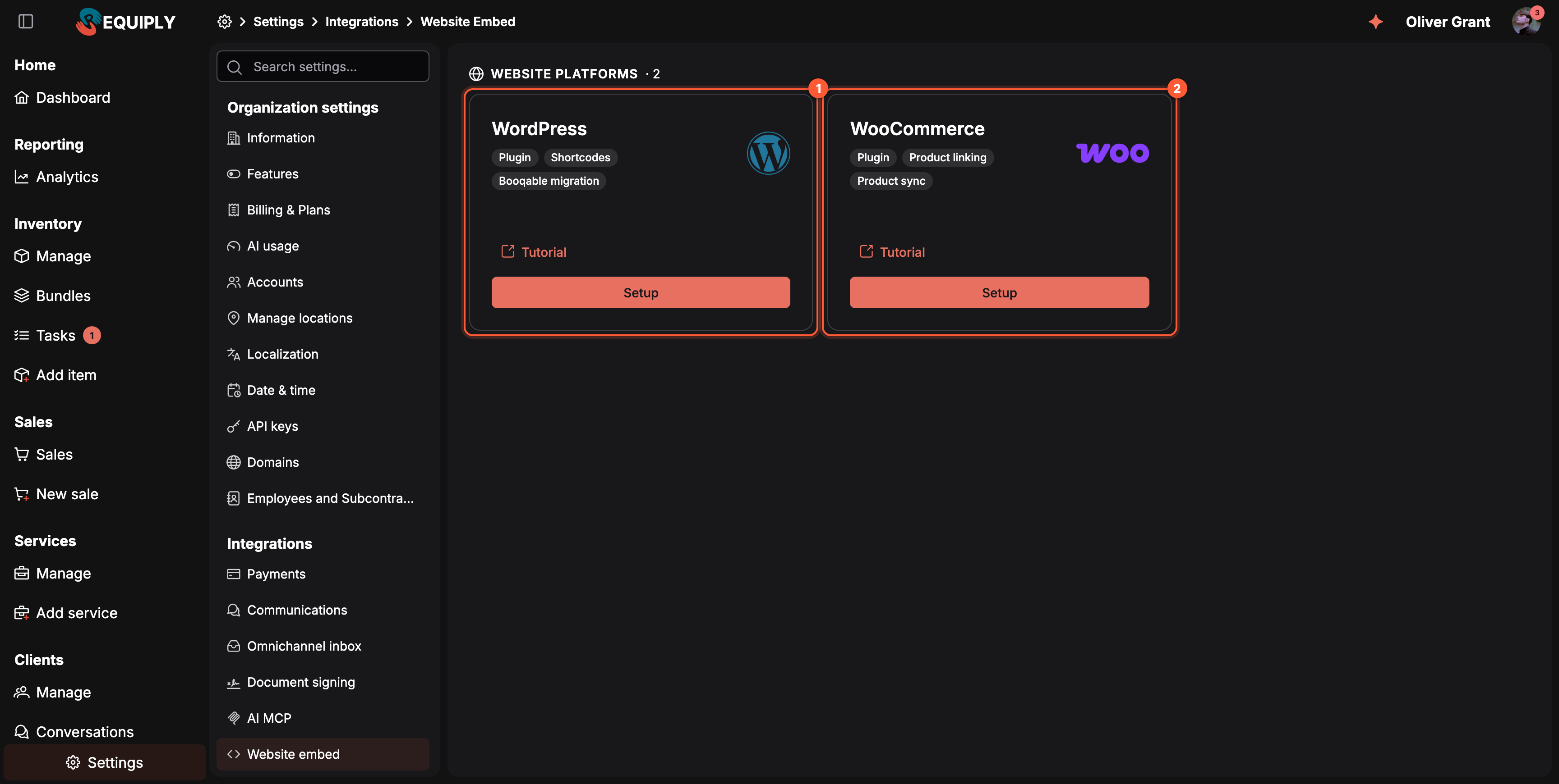 La página Website embed en Settings, Integrations en modo oscuro. Un encabezado Website platforms con el número 2 y dos tarjetas una al lado de la otra. La tarjeta de WordPress (1) tiene el logo de WordPress y las etiquetas Plugin, Shortcodes y Booqable migration, con los botones Tutorial y Setup. La tarjeta de WooCommerce (2) tiene el logo de WooCommerce y las etiquetas Plugin, Product linking y Product sync, con los botones Tutorial y Setup