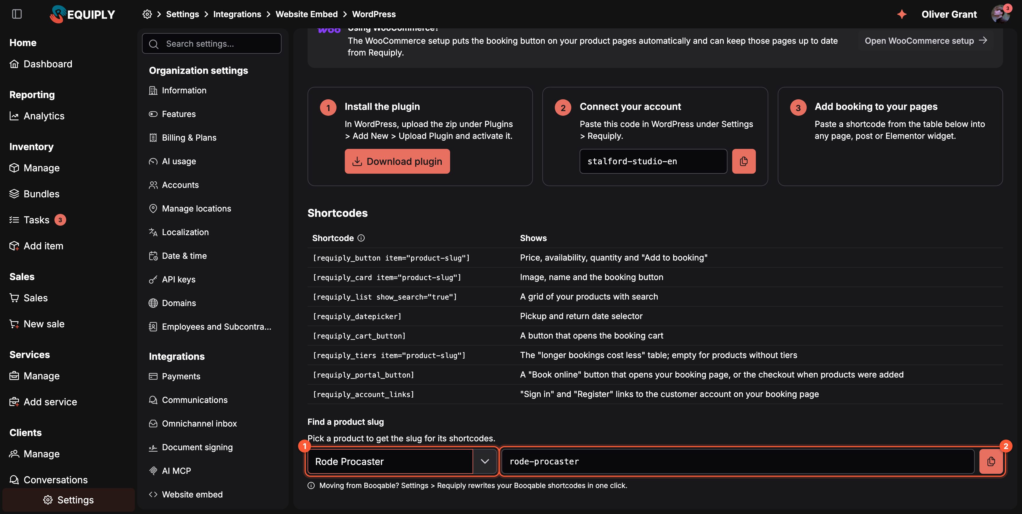 La página de configuración de WordPress en modo oscuro, desplazada hasta la tabla Shortcodes y el panel Find a product slug que hay debajo, con el texto Pick a product to get the slug for its shortcodes. El campo Search products contiene el producto elegido, Rode Procaster (1). Al lado, el campo Product slug muestra rode-procaster con un botón de copiar (2). Debajo, una ayuda dice Moving from Booqable? Settings > Requiply rewrites your Booqable shortcodes in one click