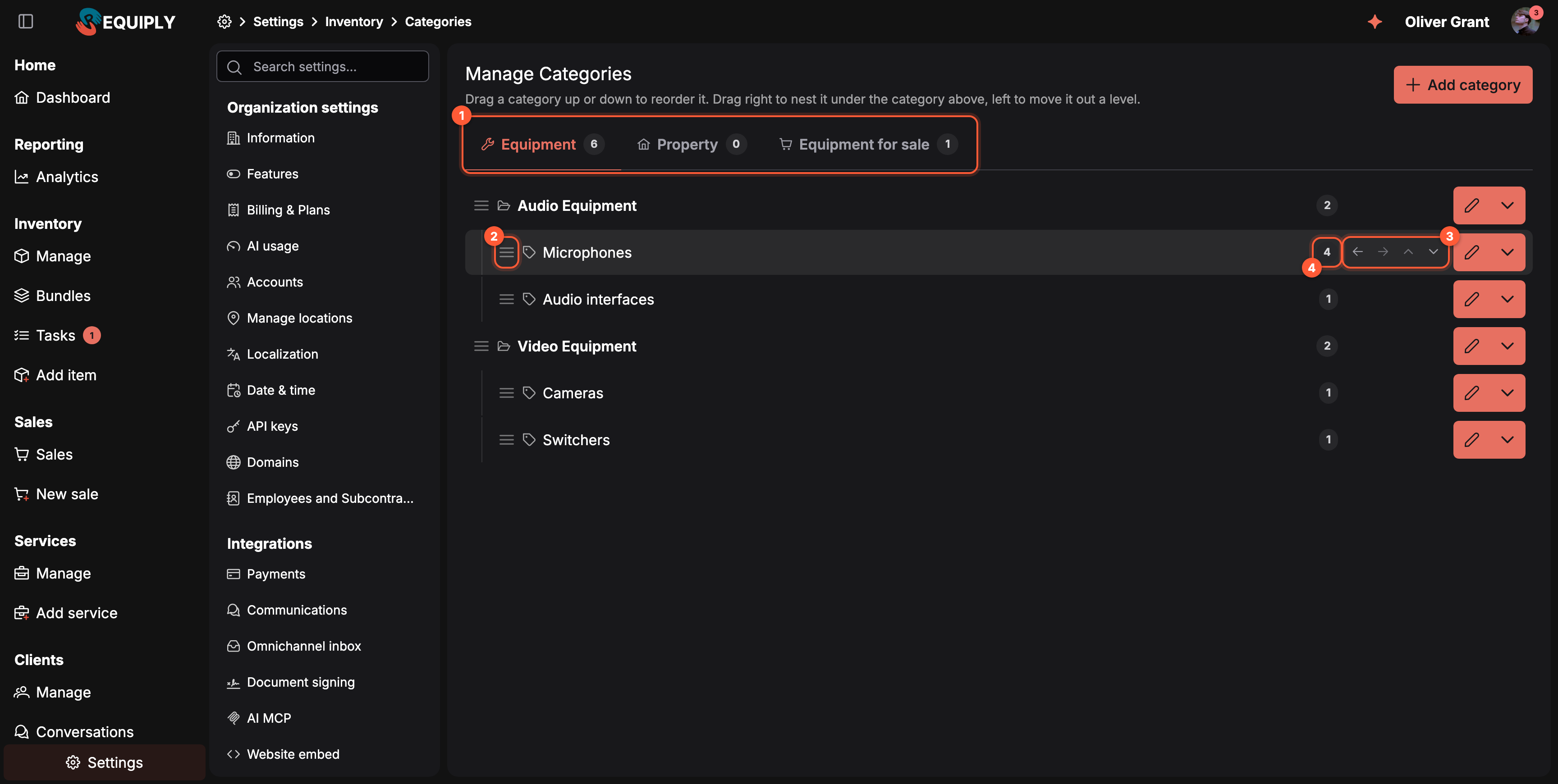 La página Manage Categories en modo oscuro. Debajo del título, una ayuda dice Drag a category up or down to reorder it. Drag right to nest it under the category above, left to move it out a level. A la derecha, un botón Add category. Debajo, las pestañas Equipment 6, Property 0 y Equipment for sale 1; la pestaña Equipment está abierta. El árbol muestra Audio Equipment con un icono de carpeta y, sangradas debajo, Microphones y Audio interfaces; después Video Equipment con Cameras y Switchers sangradas debajo. Cada fila tiene un asa de arrastre a la izquierda, una etiqueta gris con el número de productos y un botón dividido de edición a la derecha. El ratón está sobre Microphones, que muestra su etiqueta con el número 4 y cuatro botones de flecha: izquierda, derecha, arriba y abajo. El recuadro 1 marca las pestañas, el 2 el asa de arrastre de Microphones, el 3 sus botones de flecha y el 4 su etiqueta con el número de productos