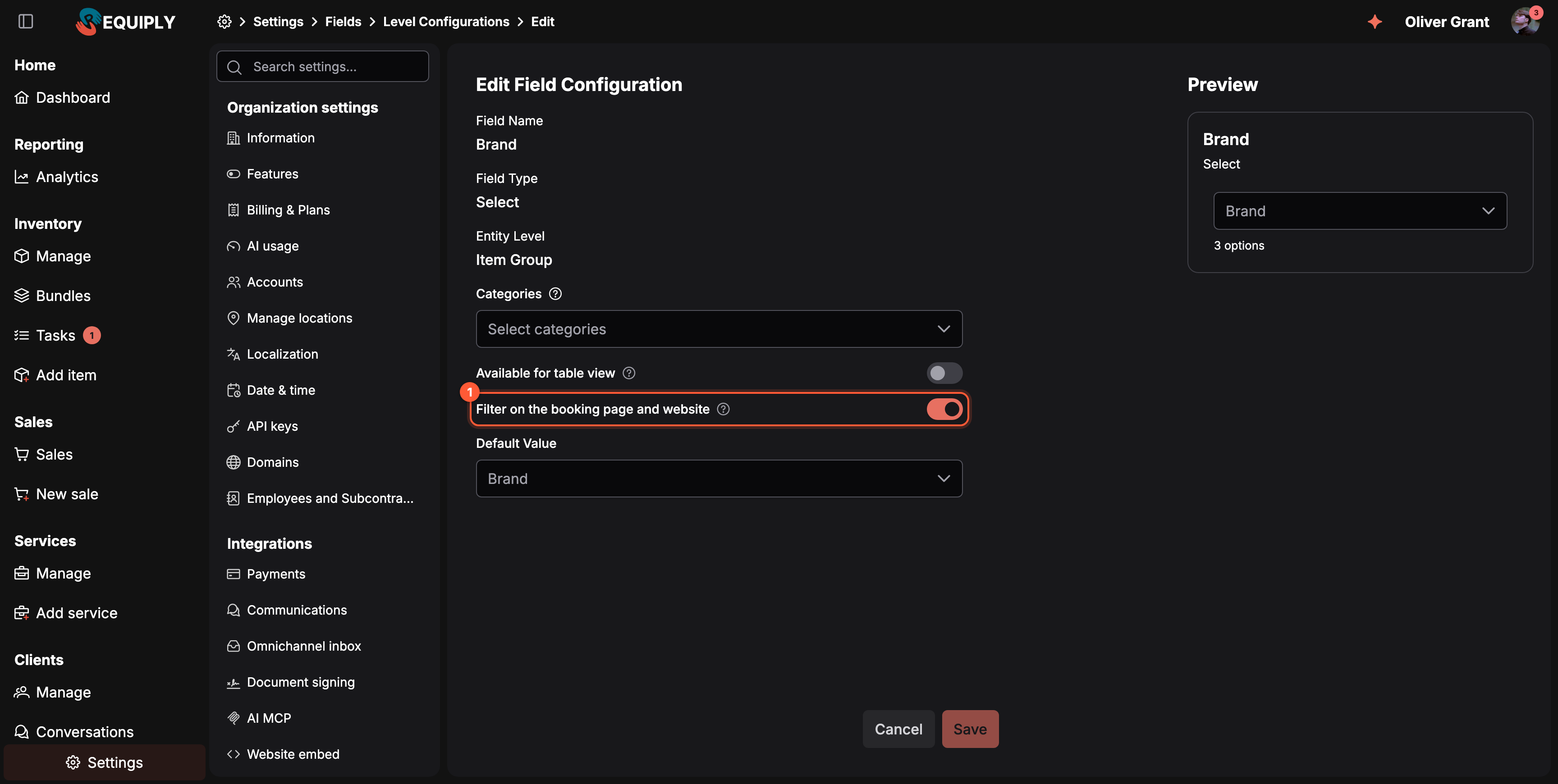 La página Edit Field Configuration en modo oscuro para el campo Brand: Field Name Brand, Field Type Select, Entity Level Item Group. Debajo, un selector múltiple Categories con el texto de ejemplo Select categories, el interruptor Available for table view desactivado, el interruptor Filter on the booking page and website activado con un icono de ayuda al lado y un desplegable Default Value. Una tarjeta Preview a la derecha muestra el desplegable Brand con 3 opciones. El recuadro 1 marca el interruptor Filter on the booking page and website