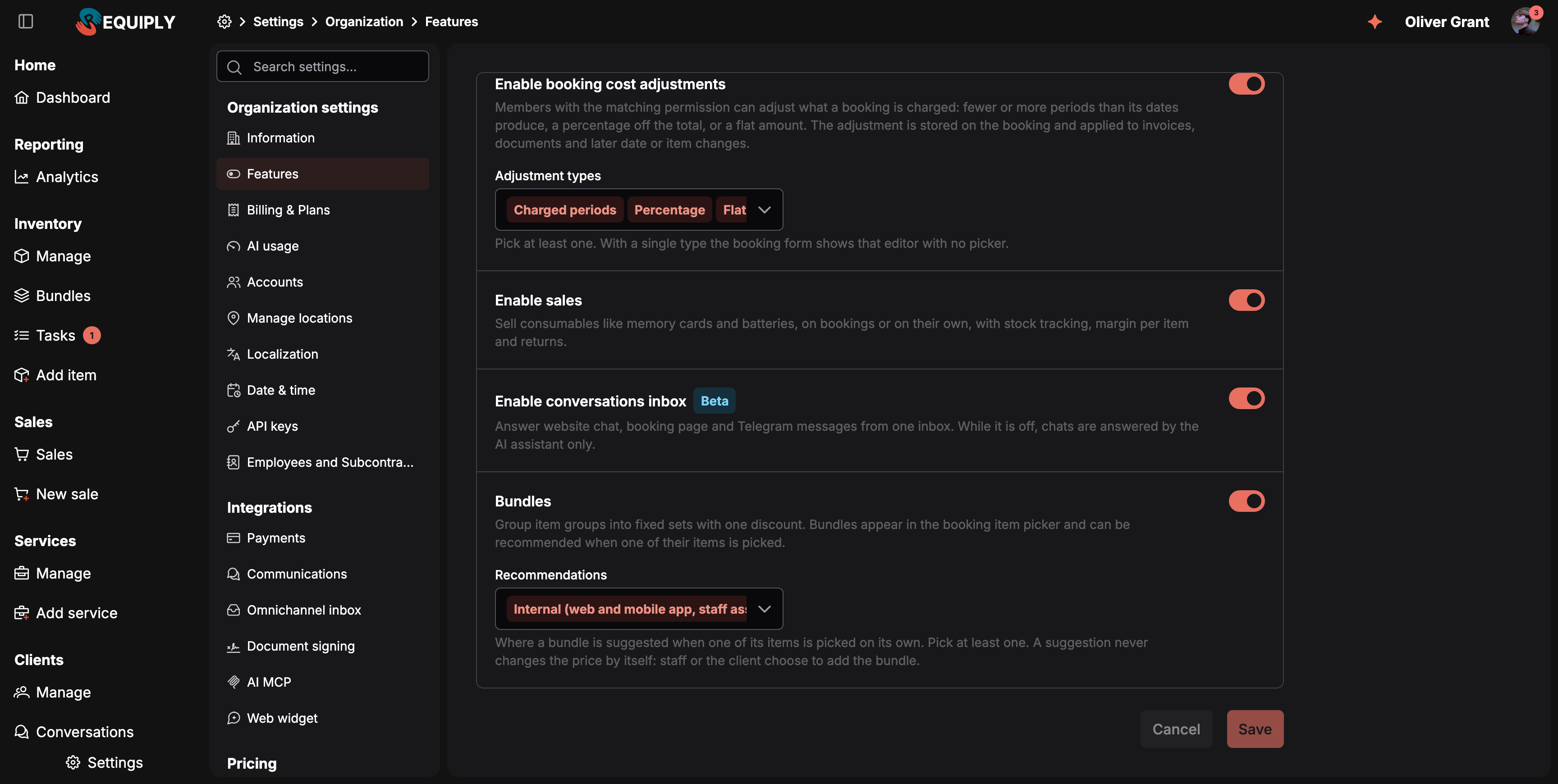 La página Features desplazada hasta la fila Bundles: el interruptor está activado, la descripción dice Group item groups into fixed sets with one discount y el desplegable Recommendations de debajo muestra Internal (web and mobile app, staff assistant)