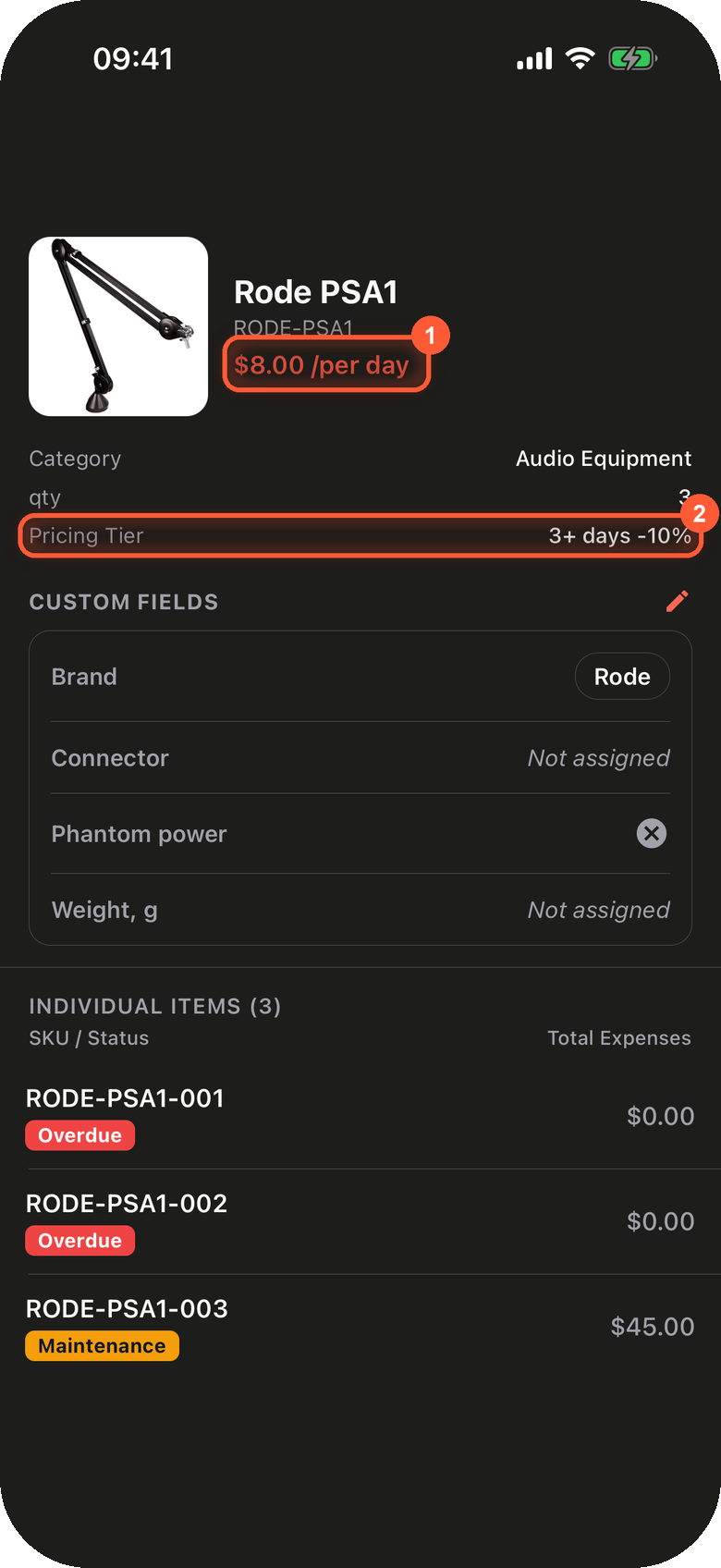 Pozycja w aplikacji na iPhone'a, Rode PSA1, z dwoma ponumerowanymi wyróżnieniami: cena 8,00 $ za dobę pod nazwą oraz wiersz Progi cenowe z wartością 3+ days -10%
